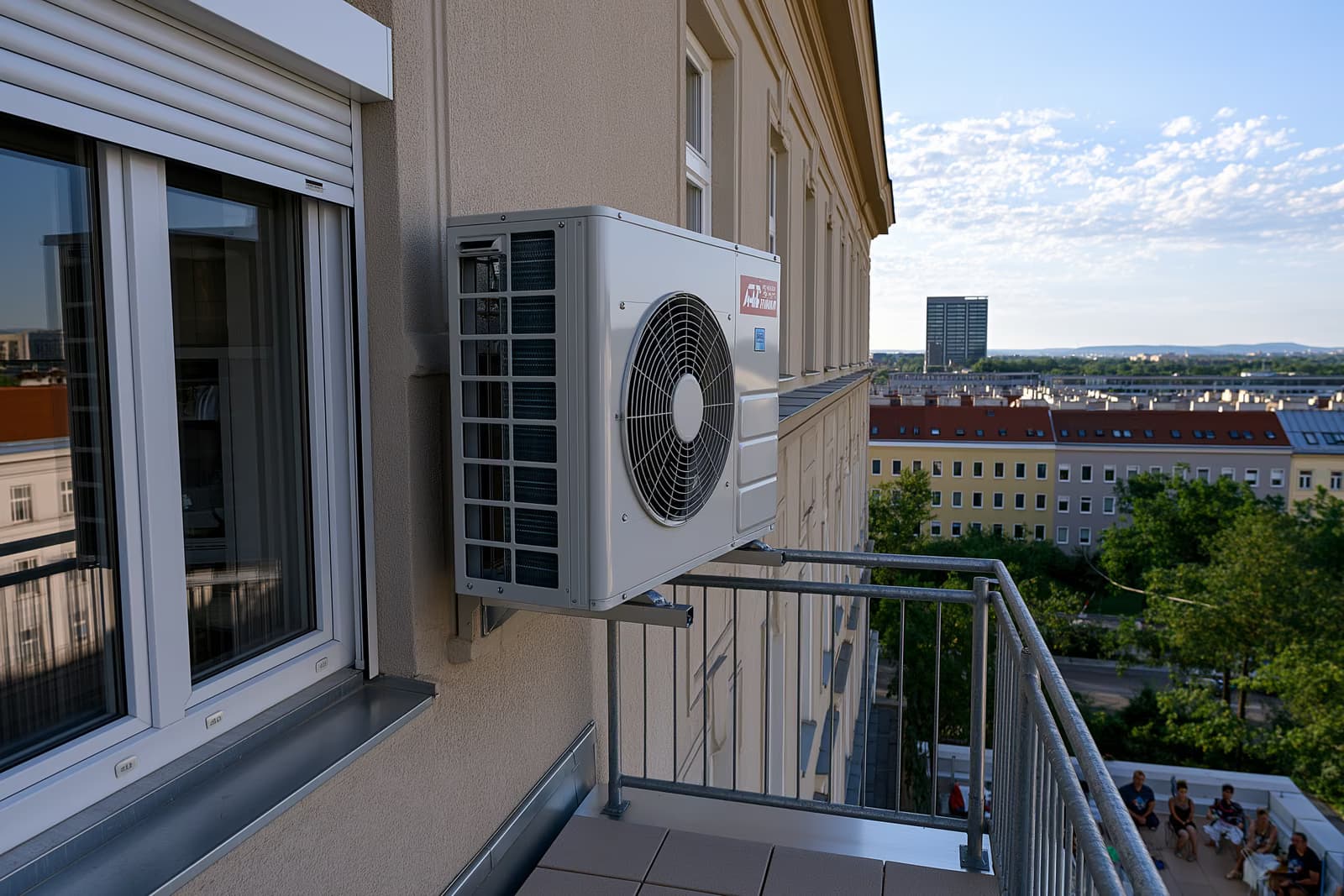 O unitate de aer condiționat split montată pe peretele balconului unui apartament german Altbau, tipul de dispozitiv aflat în centrul hotărârii BGH privind aerul condiționat