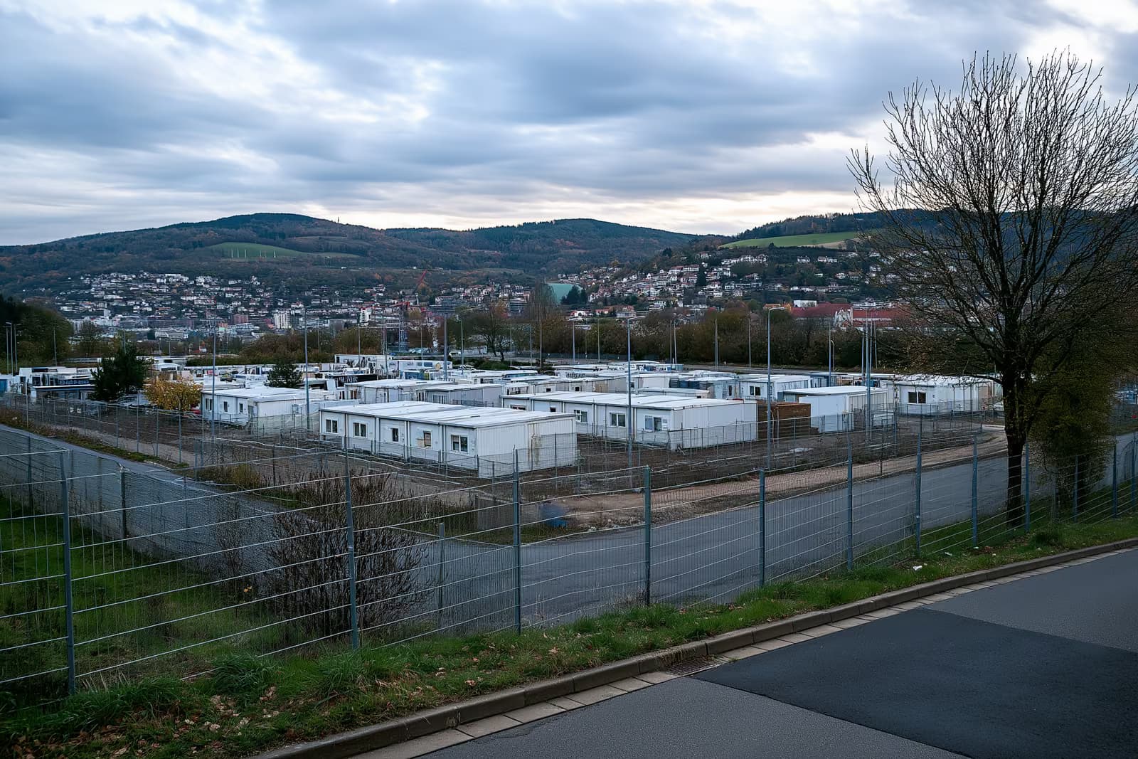 Un complex de cazare împrejmuit cu clădiri containerizate la marginea unui oraș german.
