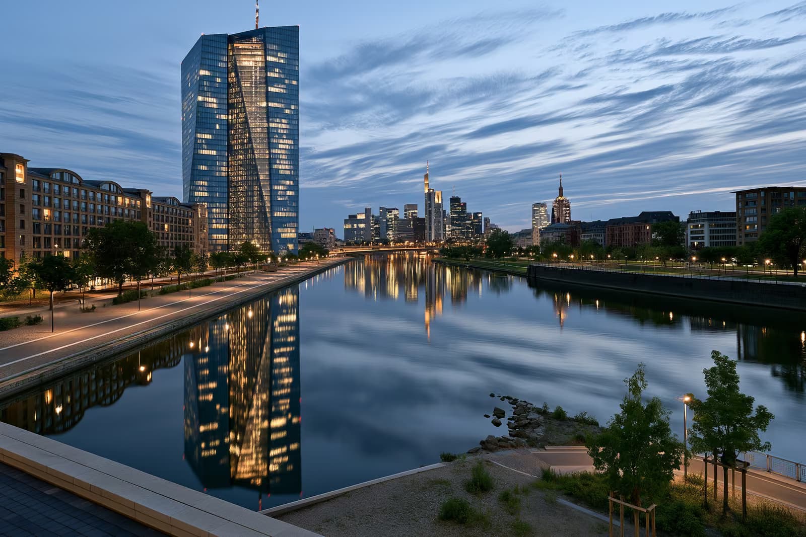 Turnul sediului Băncii Centrale Europene din Frankfurt, pe un cer senin de vară.