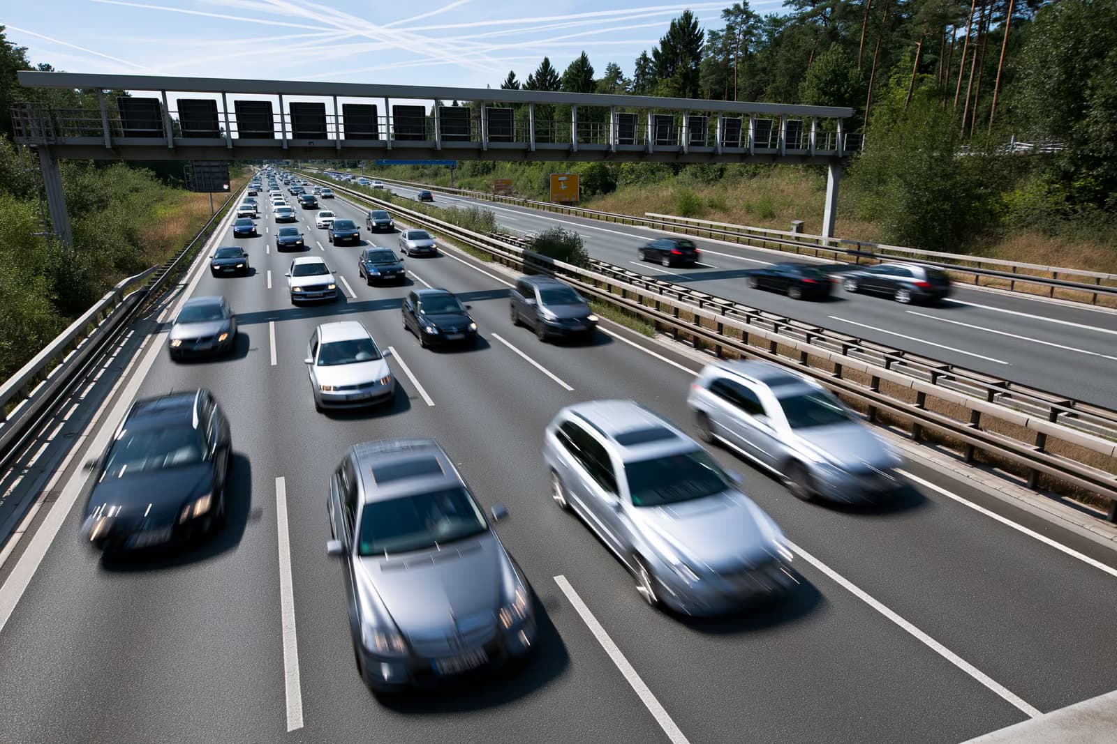Mașini care circulă pe o autostradă germană într-o zi însorită de vară.