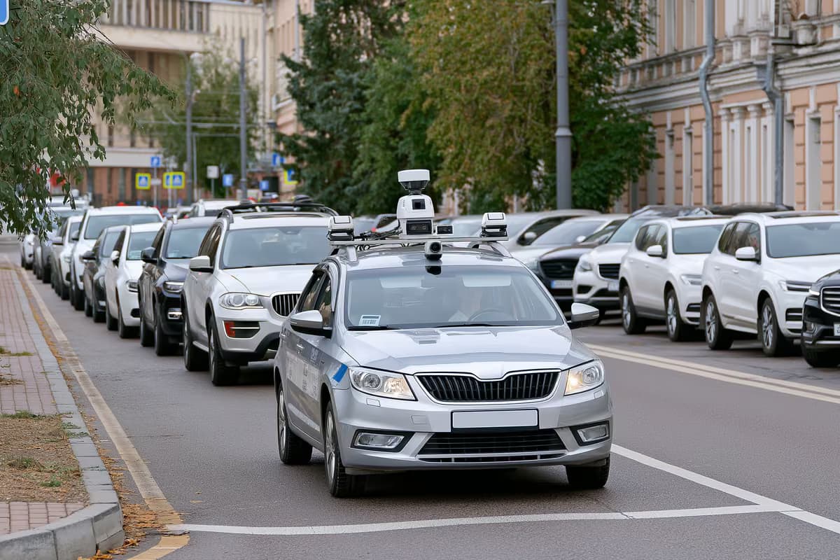 O mașină municipală echipată cu cameră video scanează vehiculele parcate pe o stradă a orașului.