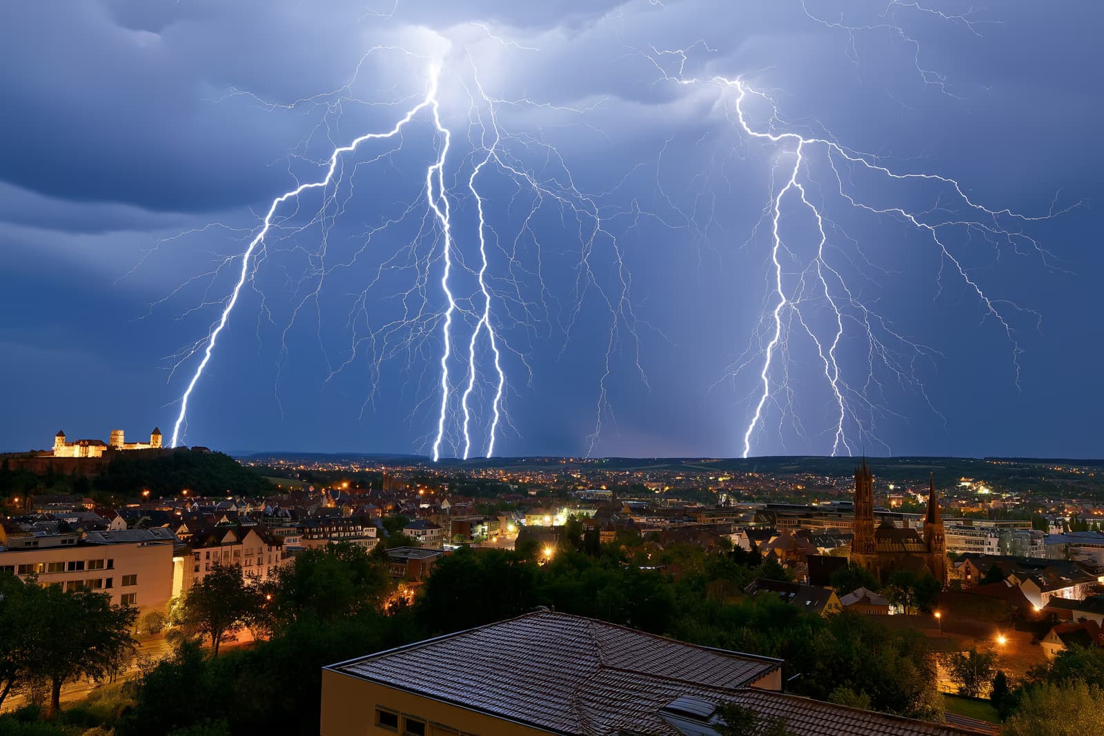 O celulă de furtună dramatică din Nürnberg, cu fulgere deasupra castelului și turnurilor bisericii orașului, pe măsură ce se apropie o cortină de ploaie.
