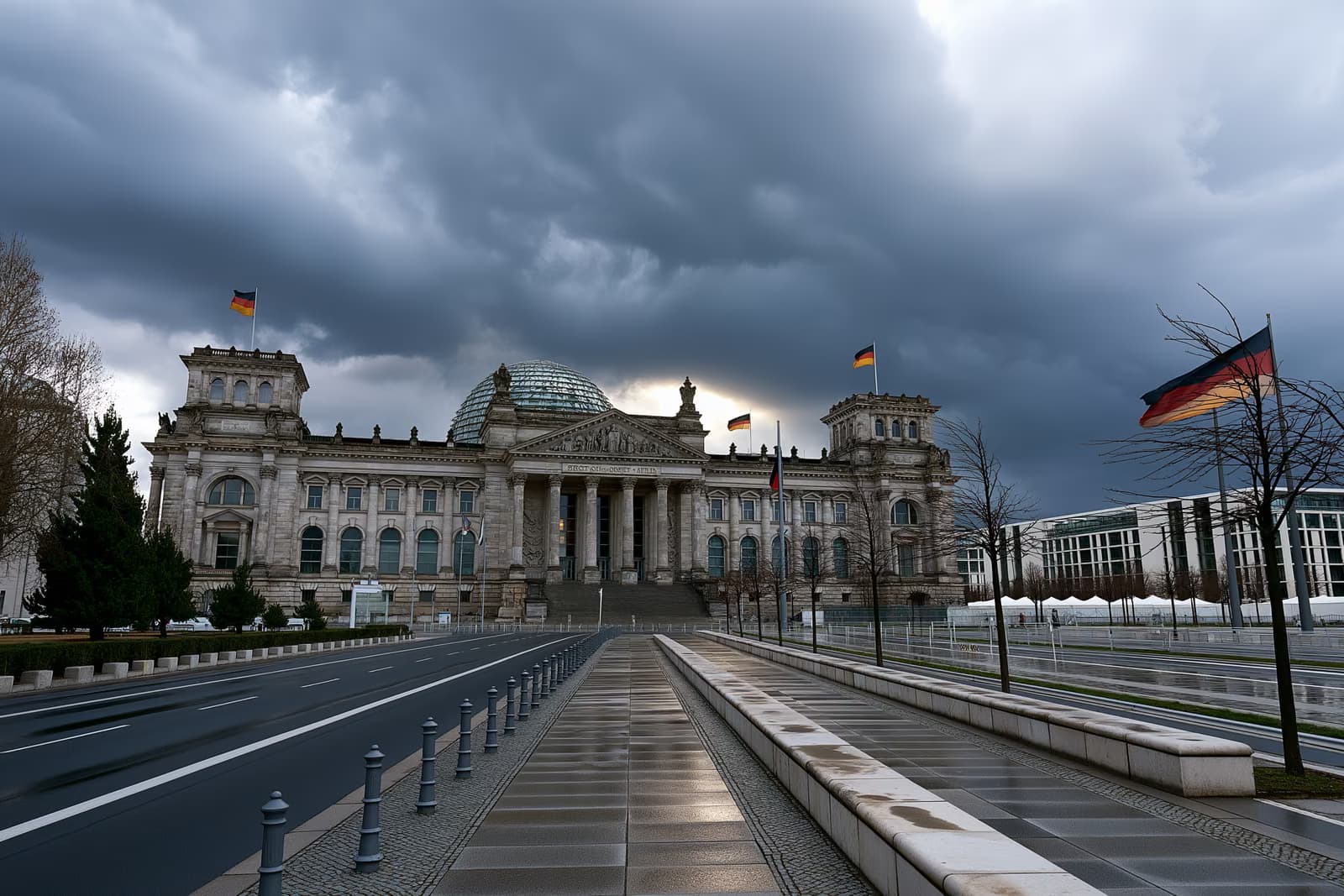Clădirea Reichstagului din Berlin sub nori gri și denși, reflectând atmosfera tensionată surprinsă de cel mai recent sondaj Politbarometru