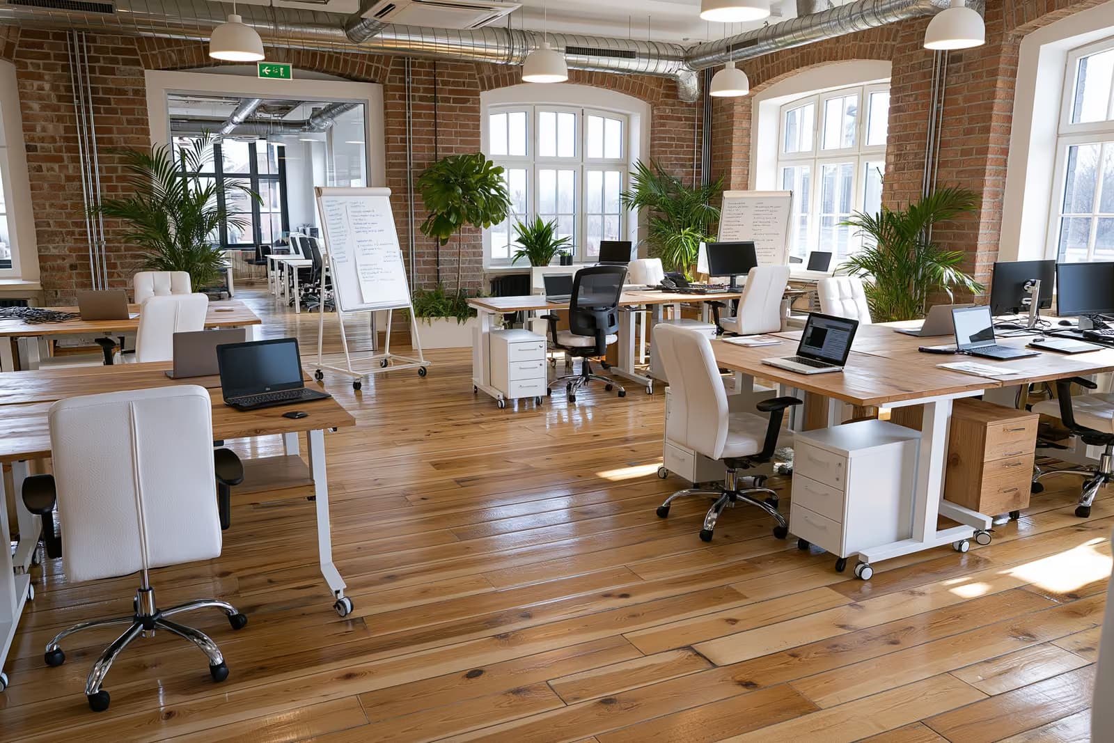 Fondatori lucrând împreună la birouri într-un birou modern de startup german.