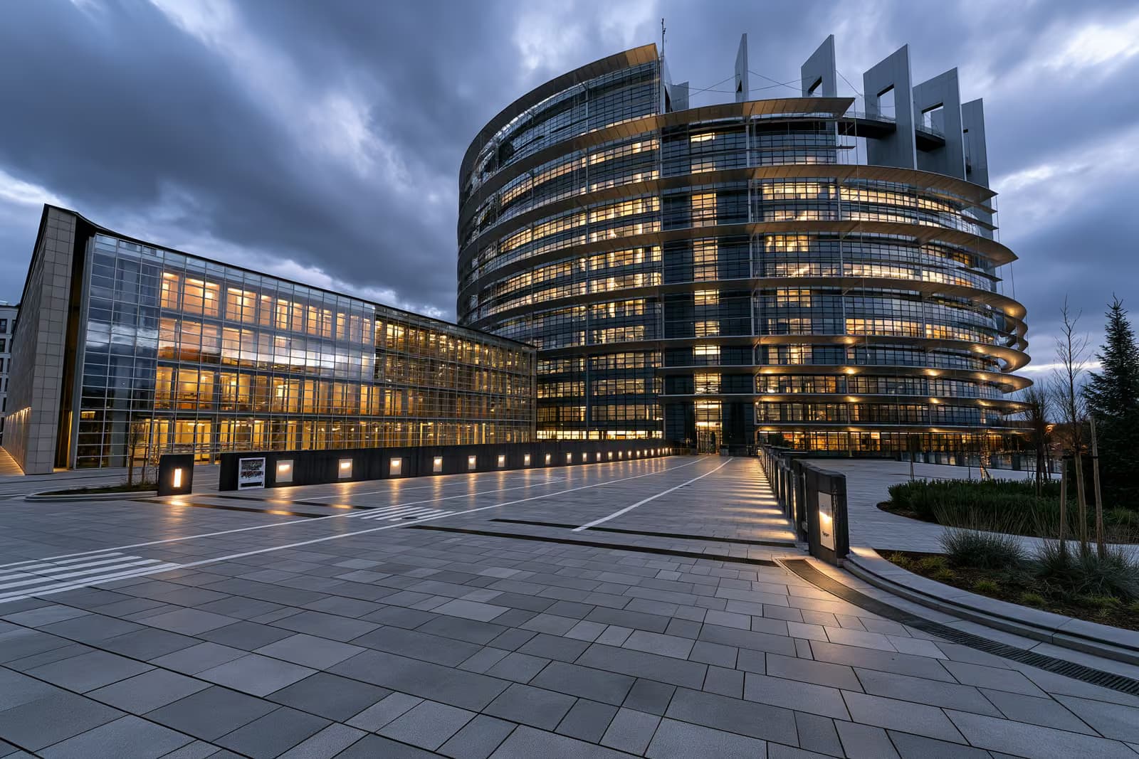 Clădirea Berlaymont a Comisiei Europene din Bruxelles, cu steaguri UE afară.
