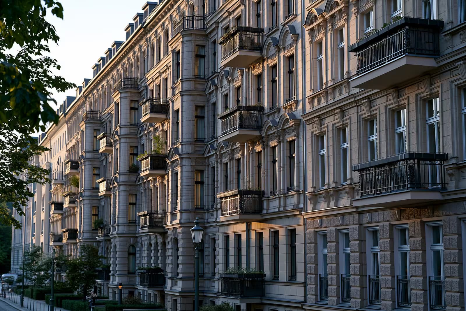 Un rând de clădiri de apartamente într-un oraș german, cu un anunț de închiriere la fereastră